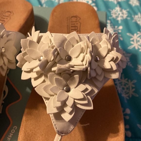 Cliffs by WHITE MOUNTAIN white Floral Sandals - Picture 2 of 5